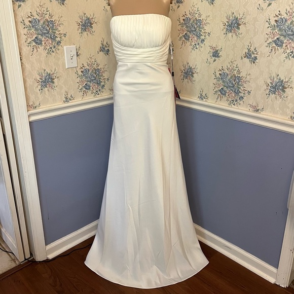 COLORS DRESS Ivory Long PLeated A Line Strapless Wedding Gown NWT Womens XS - Picture 1 of 15